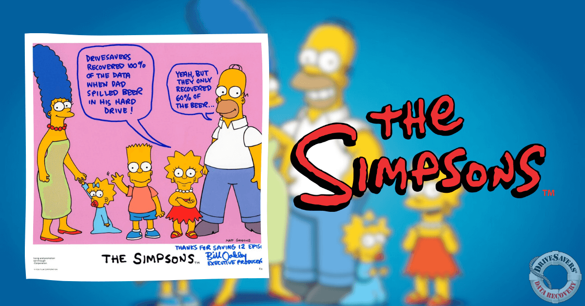 Dans la bande dessinée de la famille "Les Simpson", on voit Homer, Marge, Bart, Lisa et Maggie réunis autour d'un ordinateur. La bande dessinée dépeint avec humour une situation dans laquelle la maladresse d'Homer a entraîné un déversement accidentel de bière sur son disque dur. Dans la première planche, Marge, l'air préoccupé, annonce la bonne nouvelle : "Devsaevs a récupéré 100% des données après le petit accident de papa !" Homer répond de manière typique dans le panneau suivant avec une boutade humoristique : "Enfin ! Une catastrophe qui se termine par une bière et une fête !" Bart ricane devant les pitreries de son père tandis que Lisa roule des yeux d'un air amusé. Maggie pointe innocemment l'écran avec fascination.